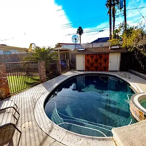  Holiday home Newer Ranch With Pool And Hot Tub Near The Strip And Freemont Street.